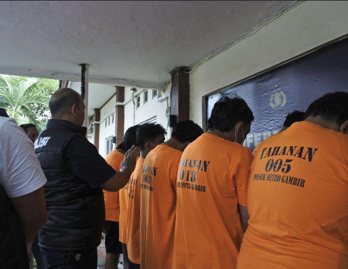 20 Pelaku Penipuan Investasi Fiktif Berkedok Aplikasi Kencan Dibekuk
