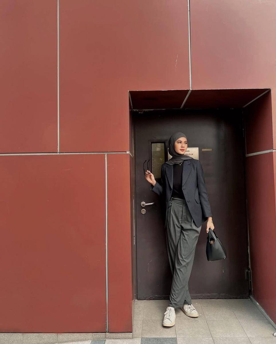 ide padu padan outerwear ala Paula Verhoeven (instagram.com/paula_verhoeven)
