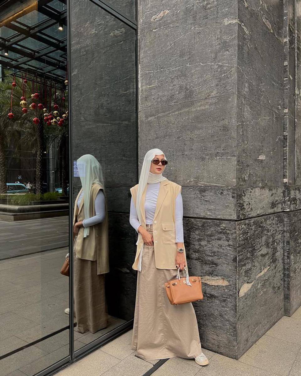 ide padu padan outerwear ala Paula Verhoeven (instagram.com/paula_verhoeven)