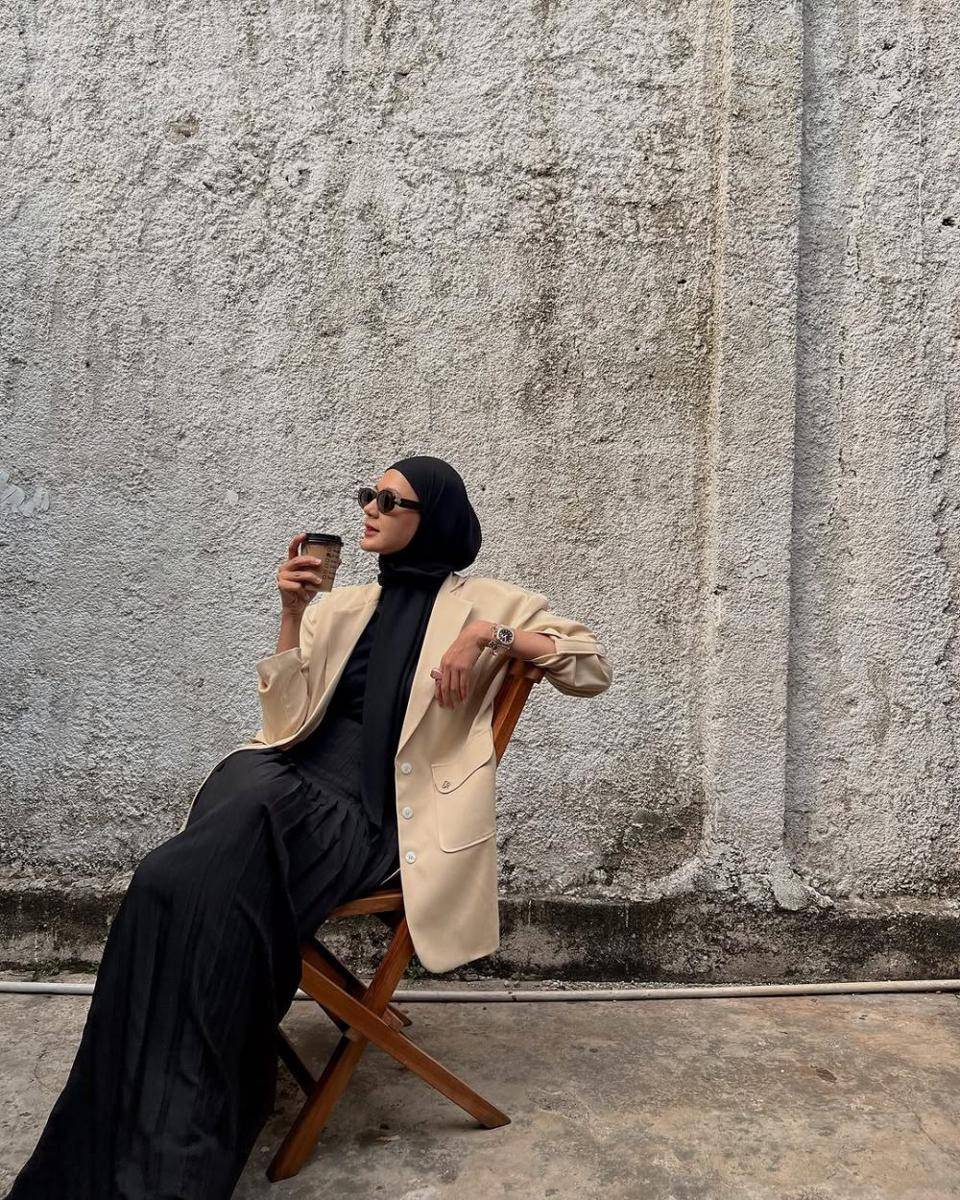 ide padu padan outerwear ala Paula Verhoeven (instagram.com/paula_verhoeven)