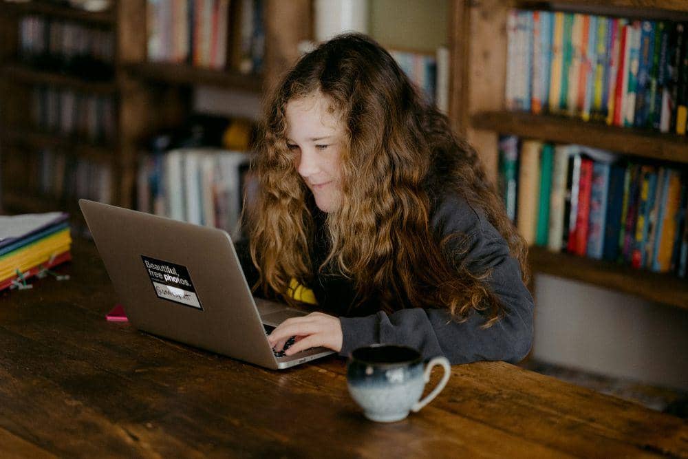 ilustrasi orang di depan laptop (unsplash.com/Annie Spratt)