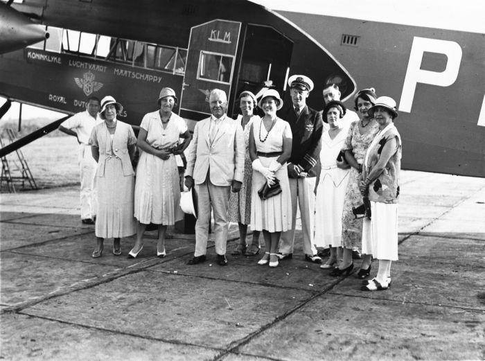pesawat KLM Fokker F-XVIII yang bersiap lepas landas dari wilayah Hindia Belanda di tahun 1932 (commons.wikimedia.org/ Wereldmuseum Amsterdam)