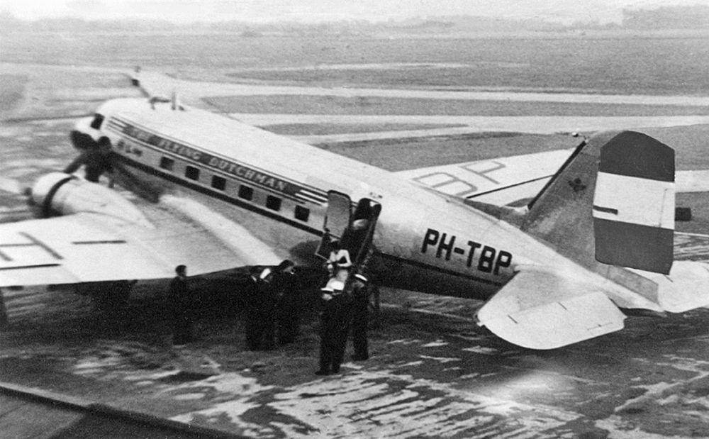 potret armada pesawat Douglas DC-3 di Bandara Manchester pada tahun 1947 (commons.wikimedia.org/RuthAS)