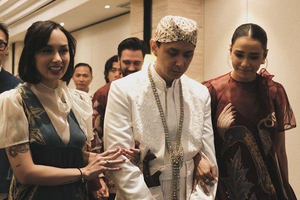 7 Potret Sara Wijayanto dan Adinia Wirasti di Pernikahan Wisnu Hardana