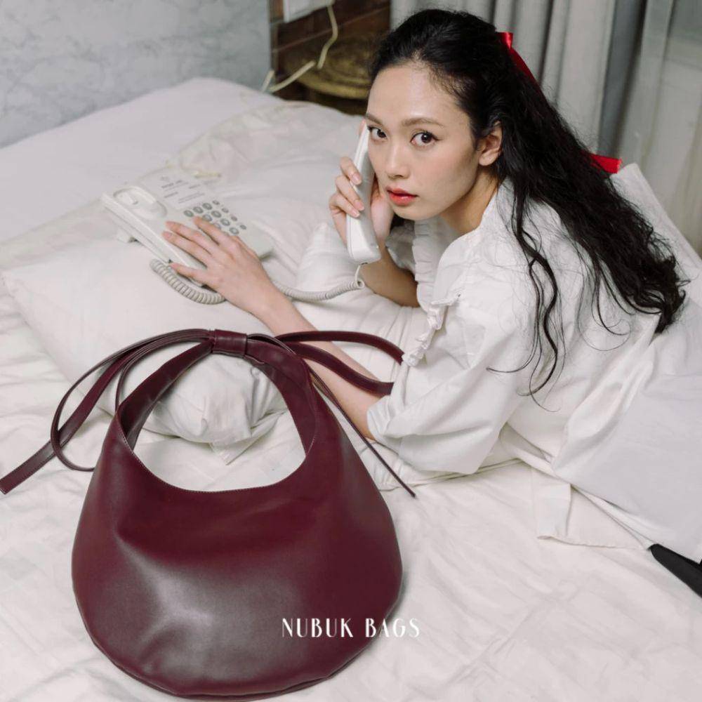 Tas burgundy. (shoppe.co.id/Nubuk Bags)
