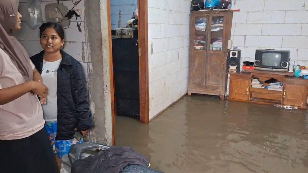 Banjir semalam di desa Pencol Kecamatan Kartoharjo Magetan masuk kedalam rumah warga. IDN Times/ Riyanto.
