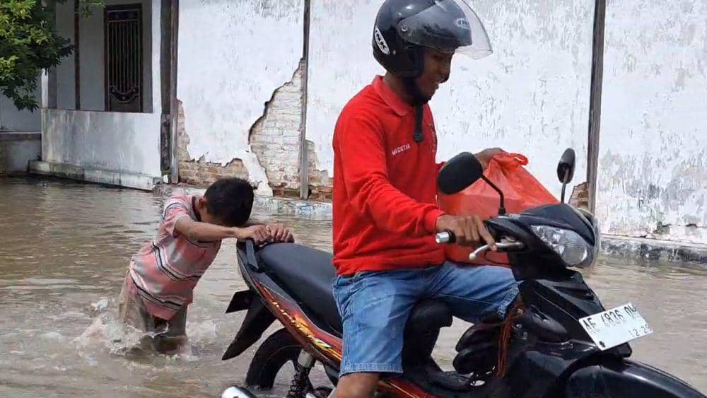 Banjir rendam jalan jalan, pemukiman dan sawah di Kabupaten Ngawi. IDN Times/ Riyanto.