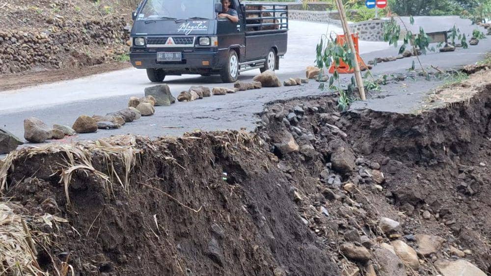 Jalan sepanjang 50 meter tinggi 30 meter longsor terjadi di desa Karanggupito Ngawi. IDN Times/ Riyanto.