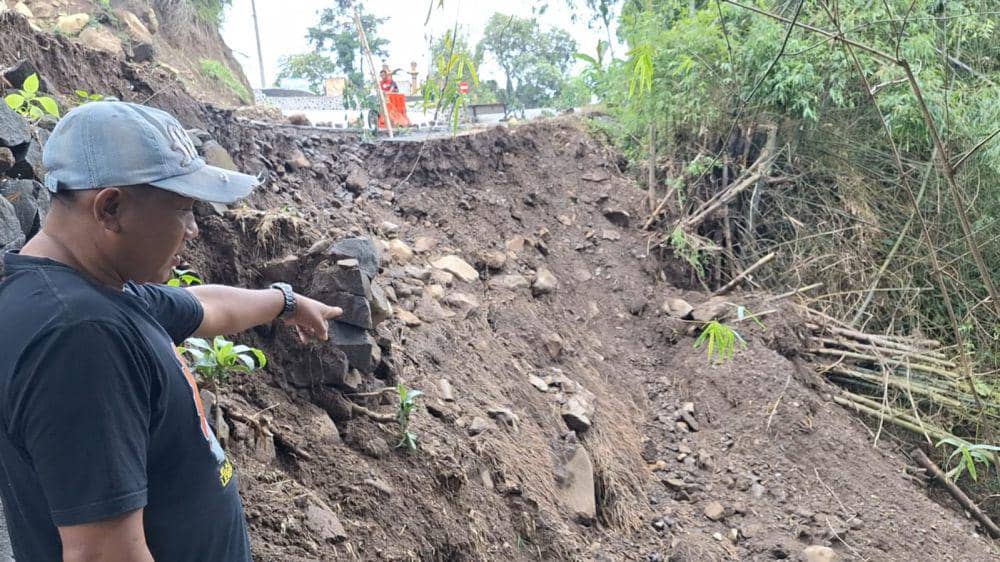 Jalan sepanjang 50 meter tinggi 30 meter longsor terjadi di desa Karanggupito Ngawi. IDN Times/ Riyanto.