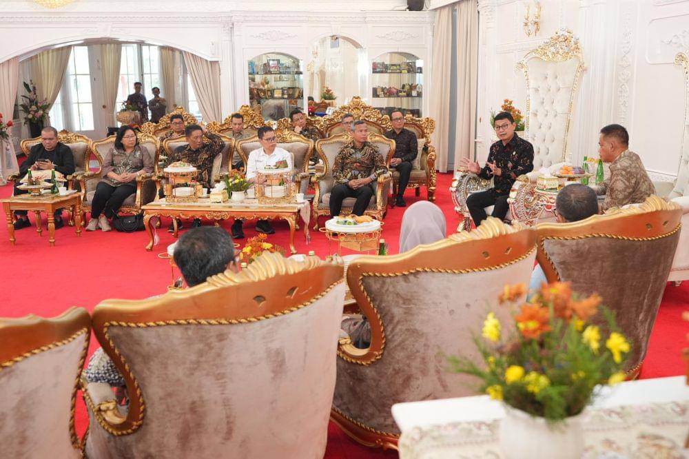 Kepala BPOM RI Taruna Ikrar bersama Pj Gubernur Sulawesi Selatan Fadjry Djufry saat membahas rencana pembangunan sekolah vokasi di Rumah Gubernur Sulsel, Selasa (28/1/2025). (Dok. Humas Pemprov Sulsel)