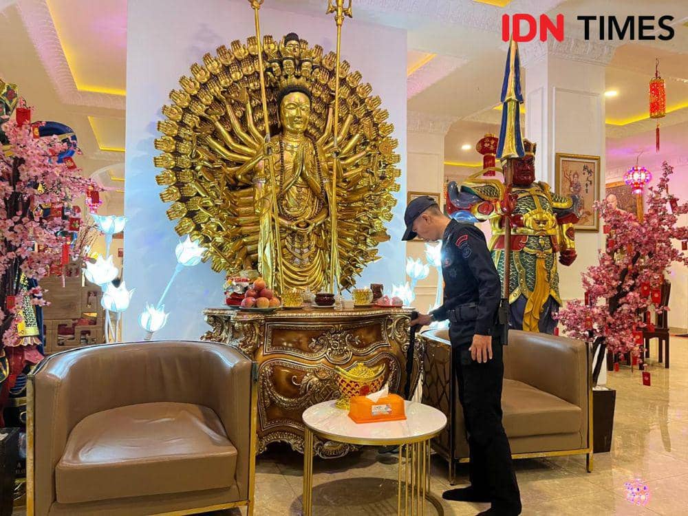 Tim Jibom melaksanakan sterilisasi di Vihara Amurwa Bhumi Graha, Selasa (28/1/2025). (IDN Times/Tama Yudha Wiguna).