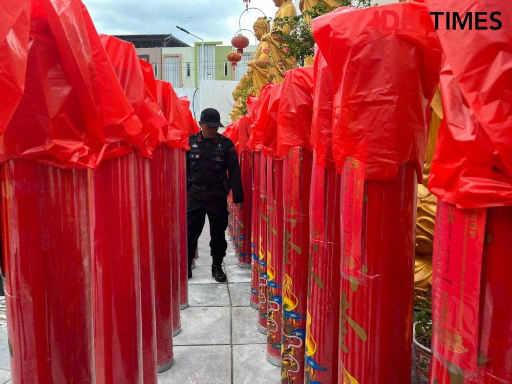 Tim Jibom melaksanakan sterilisasi di Vihara Amurwa Bhumi Graha, Selasa (28/1/2025). (IDN Times/Tama Yudha Wiguna).