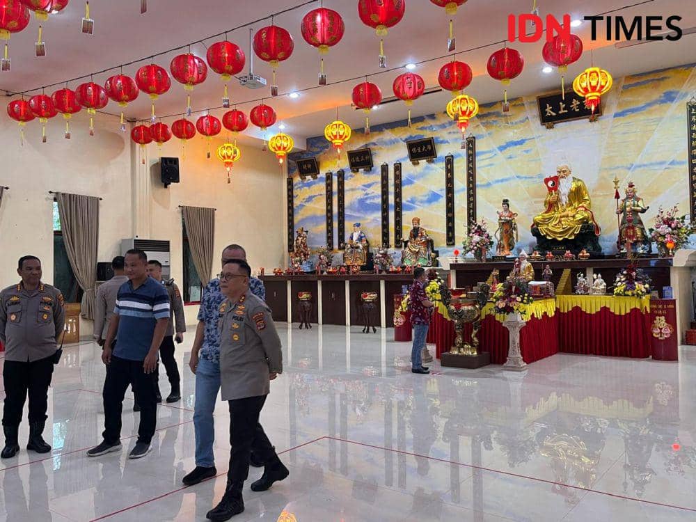 Kapolda Lampung Irjen Pol Helmy Santika meninjau tempat ibadah Suci Mulia. (IDN Times/Tama Yudha Wiguna).