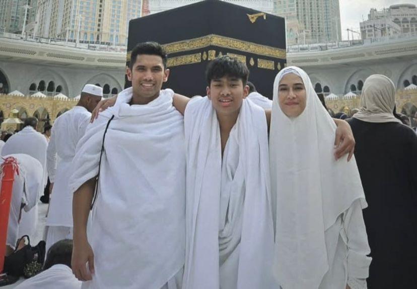 7 Potret Dian Sastro Jalani Ibadah Umrah di 2025, Anggun Berhijab