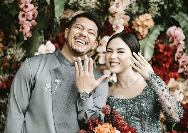 7 Potret Pertunangan Fotografer Muhamad Sadam dan Gladys Victory