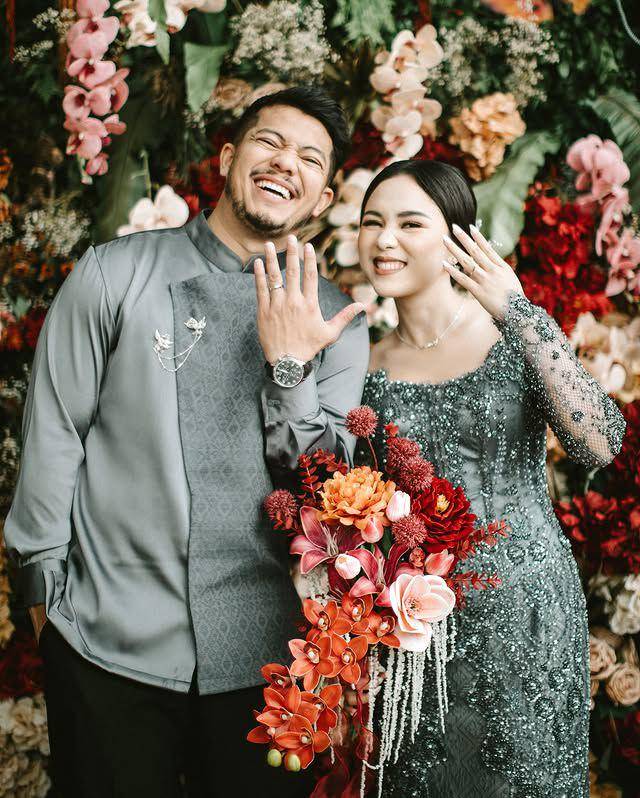 potret pertunangan Muhammad Sadam dan Gladys Victory (Instagram.com/sadam.jpg)