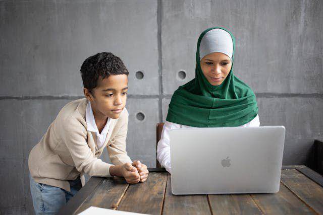 ilustrasi orang tua sebagai madrasah pertama anak dalam mengenalkan internet (pexels.com/Monstera Production)