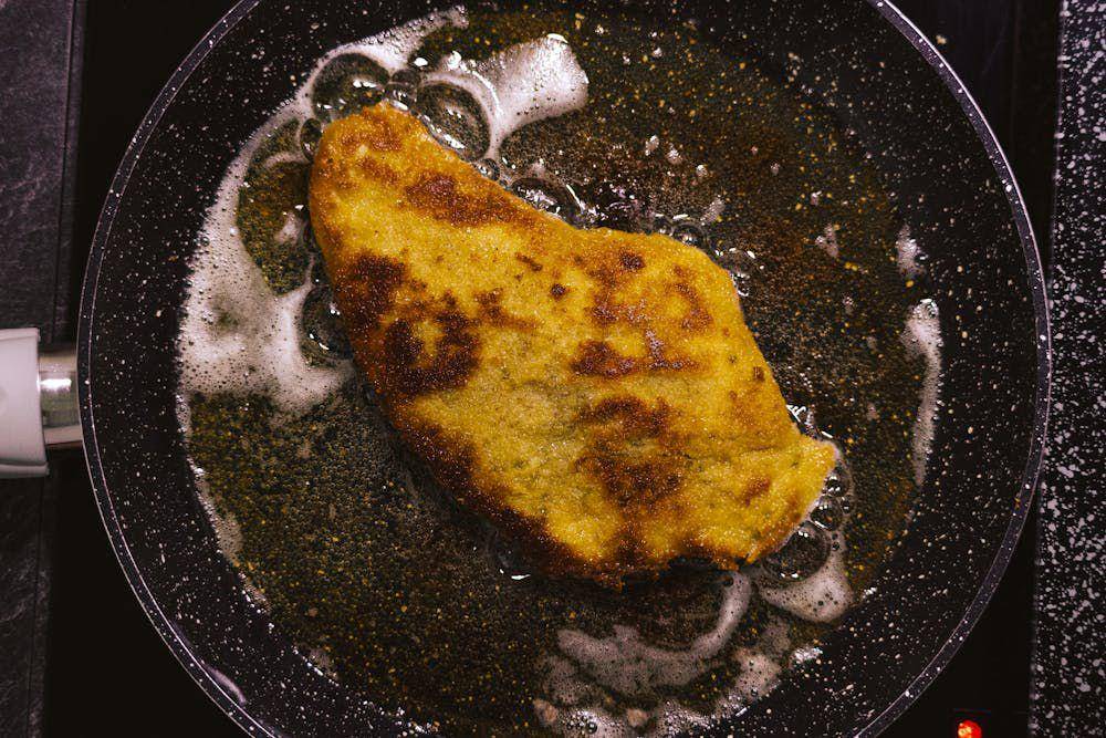ilustrasi menggoreng chicken katsu (pexels.com/Patrick)