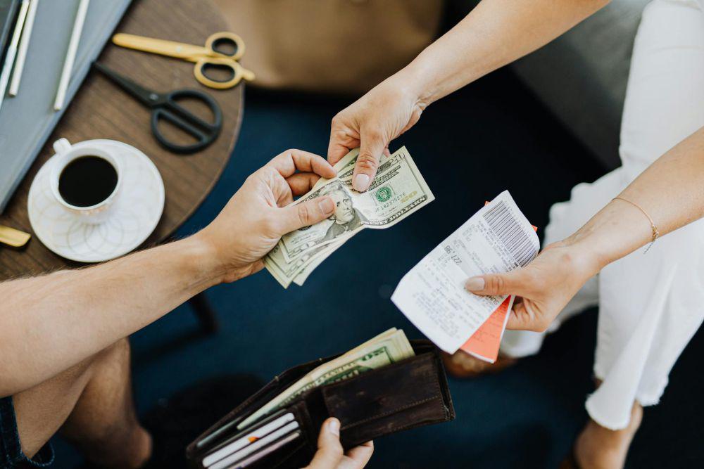 ilustrasi melakukan split bill (pexels.com/Kaboompics.com)