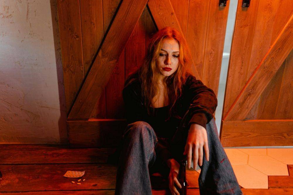 ilustrasi perempuan sedang sedih 