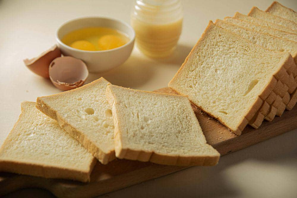 Ilustrasi roti tawar dan telur sebagai bahan makanan sederhana untuk sarapan atau sajian sehari-hari.