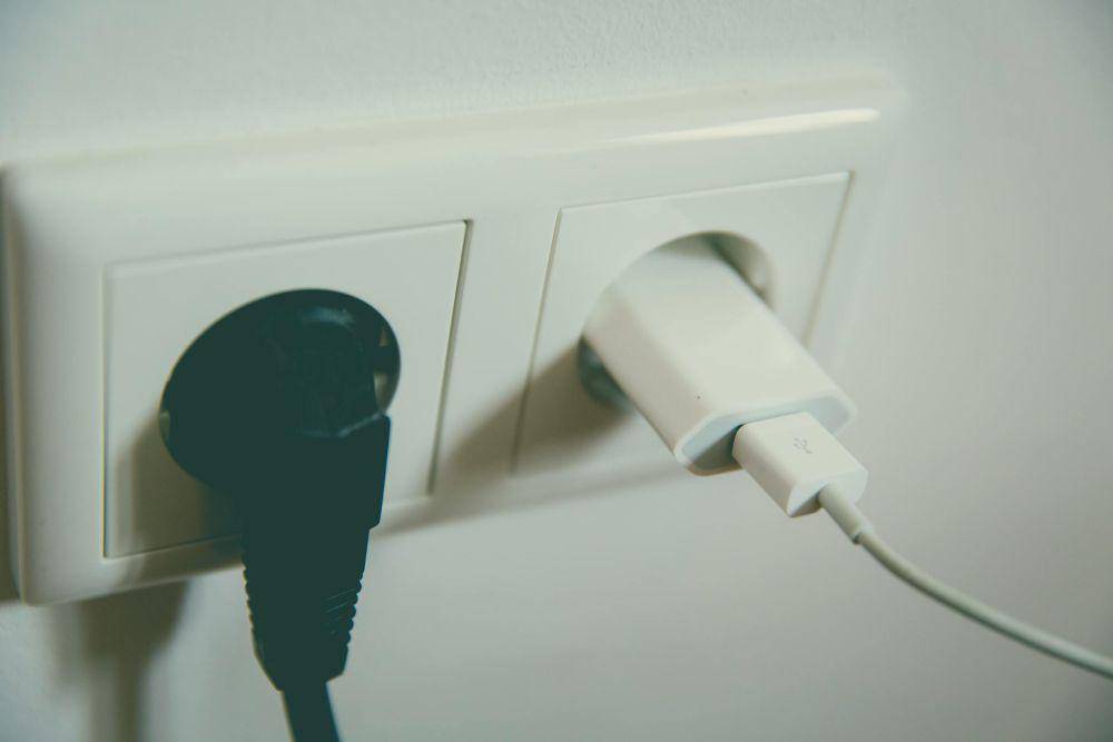 ilustrasi kabel listrik dan charger (pexels.com/Markus Spiske)