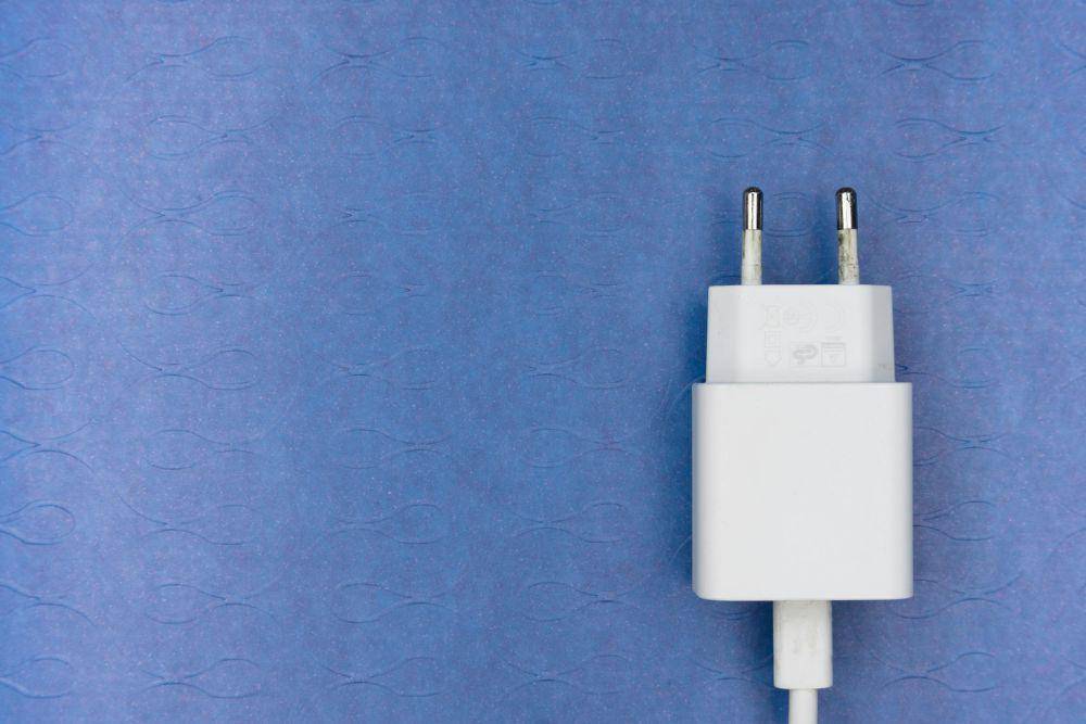 ilustrasi kabel listrik dan charger (pexels.com/Markus Winkler)
