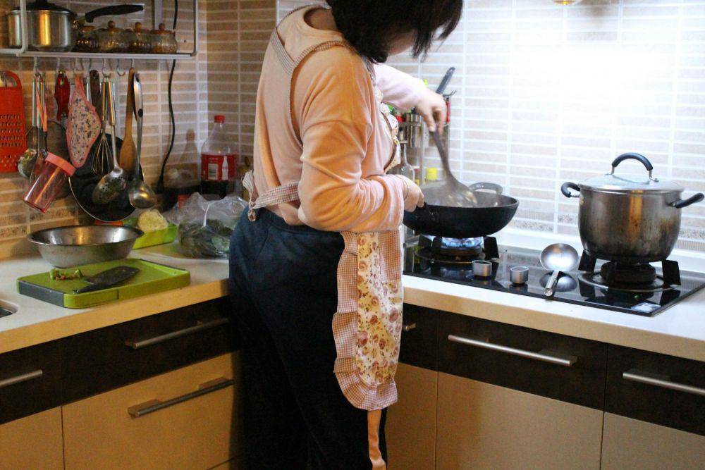 ilustrasi ibu memasak di dapur (pexels.com/Tisyar)
