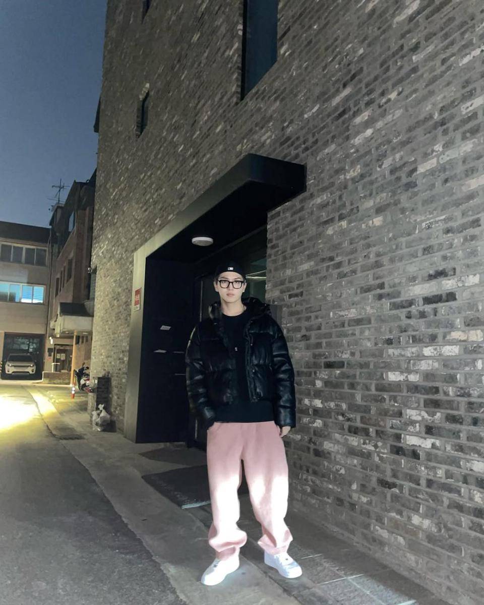 outfit baggy jeans pants ala Kino PENTAGON (instagram.com/831x10)