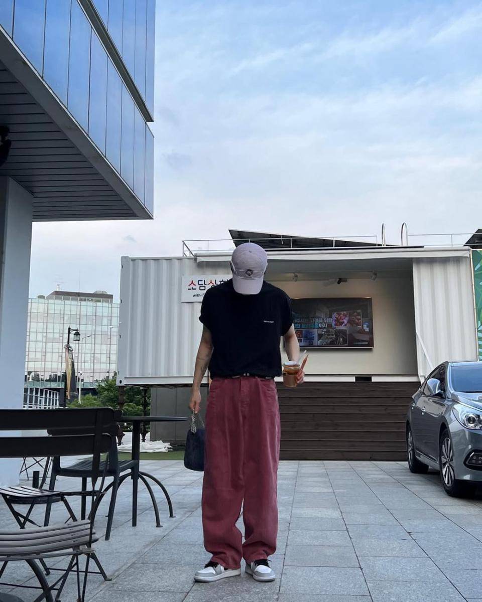 outfit baggy jeans pants ala Kino PENTAGON (instagram.com/831x10)