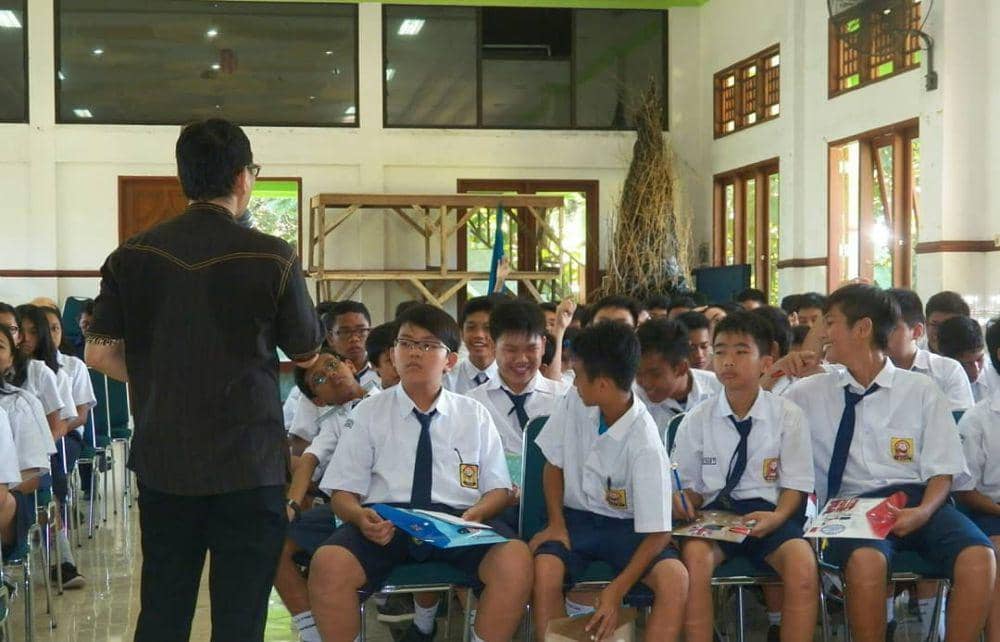 mengajar pada salah satu sekolah menengah pertama di Mataram (sumber: koleksi pribadi)