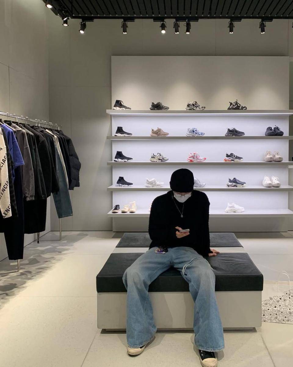 outfit baggy jeans pants ala Kino PENTAGON (instagram.com/831x10)