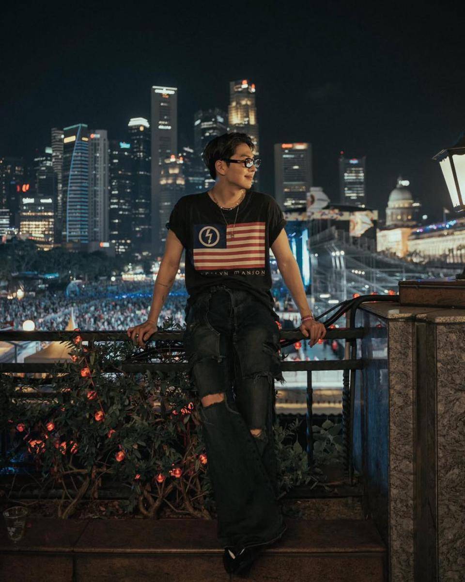 outfit baggy jeans pants ala Kino PENTAGON (instagram.com/831x10)