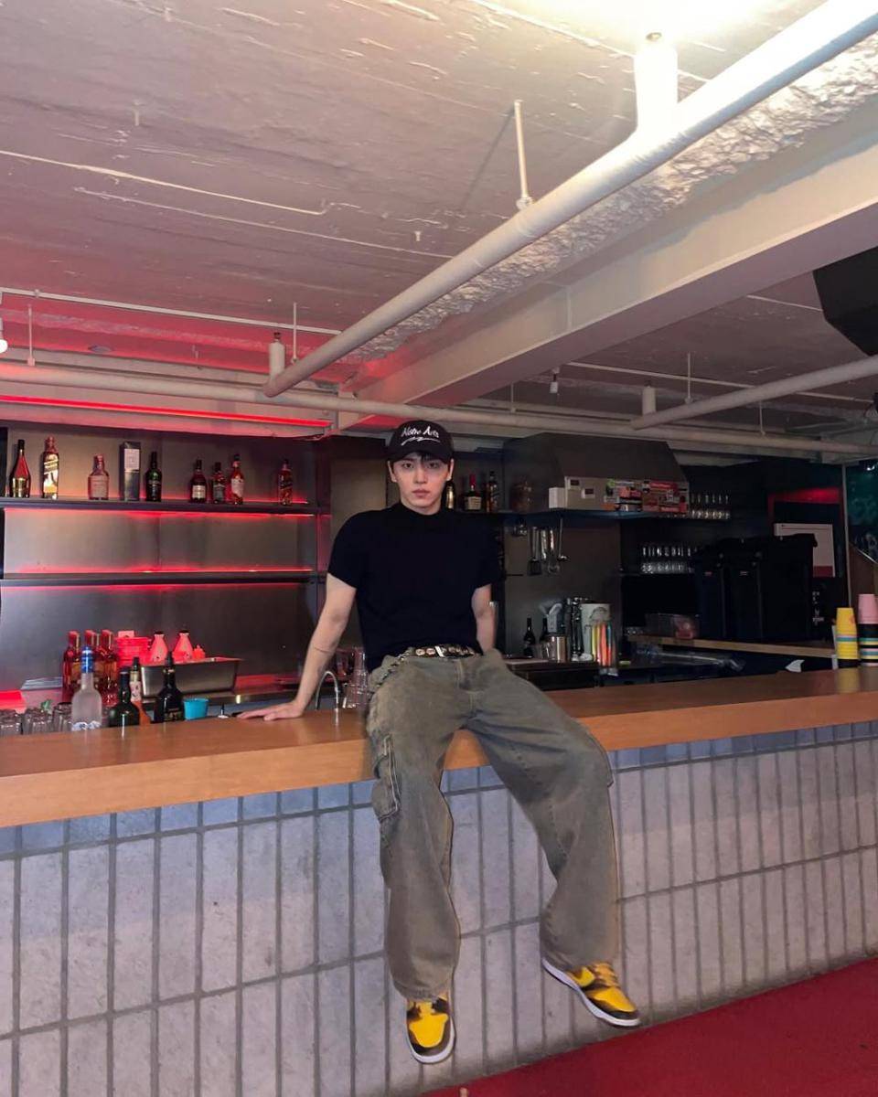 outfit baggy jeans pants ala Kino PENTAGON (instagram.com/831x10)