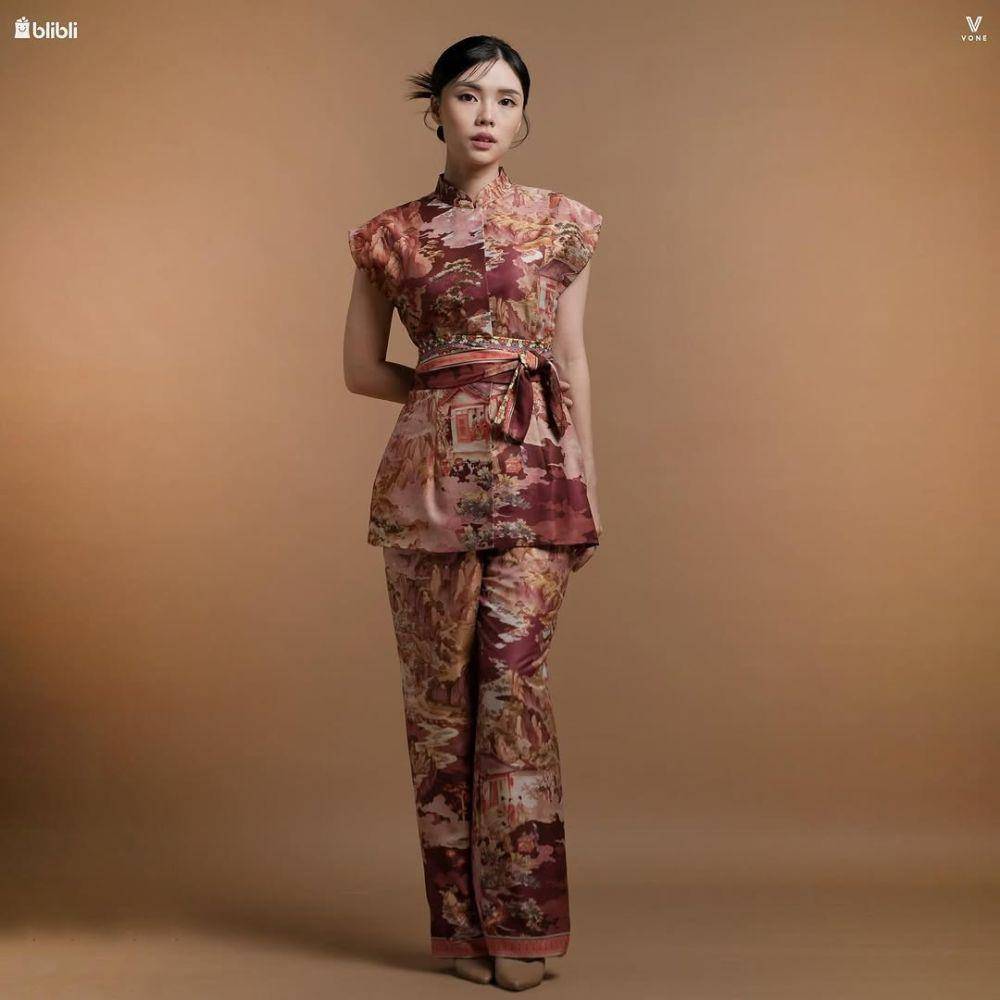Tren Fashion 2025 Terinspirasi dari Tahun Ular Kayu (instagram.com/vone_official)