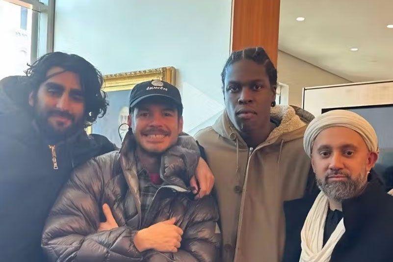 Daniel Caesar dan Rex Orange County Tampak Hadiri Jumatan di New York