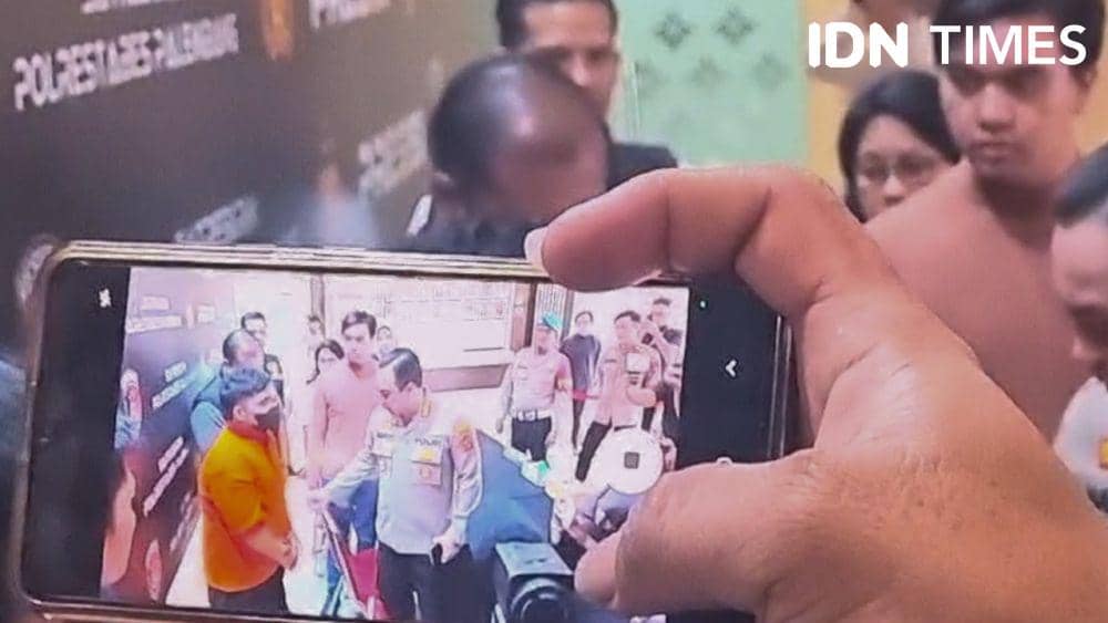 Tersangka Wahyu Saputra (25) saat ditampilkan dalam press rilis di Polrestabes Palembang (IDN Times/Rangga Erfizal)