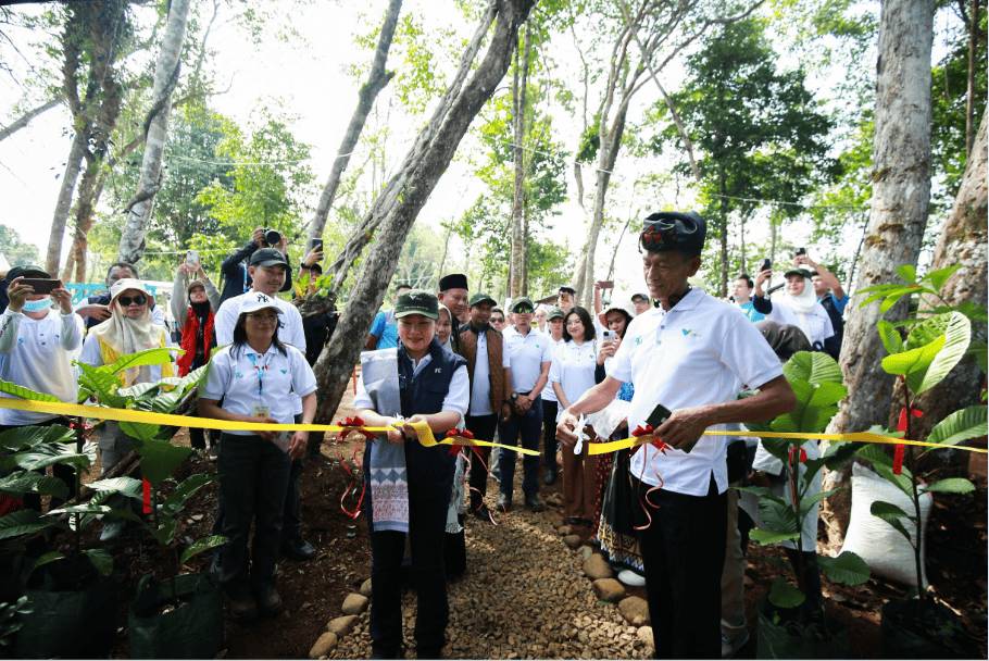 Febriany Eddy (tengah) selaku Chief Executive Officer (CEO) PT Vale Indonesia dalam agenda sosial Laa Waa River Park di Desa Matano, Luwu Timur, pada 24 Juli 2024. (saladeimprensa.vale.com)