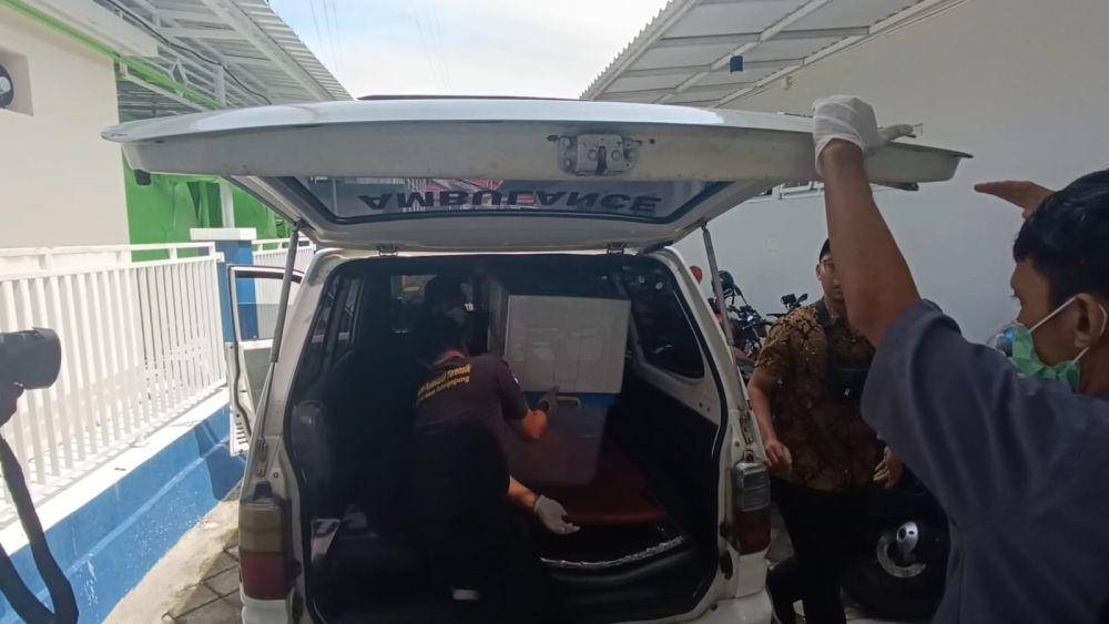 Potongan kepala dan kaki korban saat dikirim ke RS Bhayangkara Kediri. IDN Times/ Bramanta Pamungkas