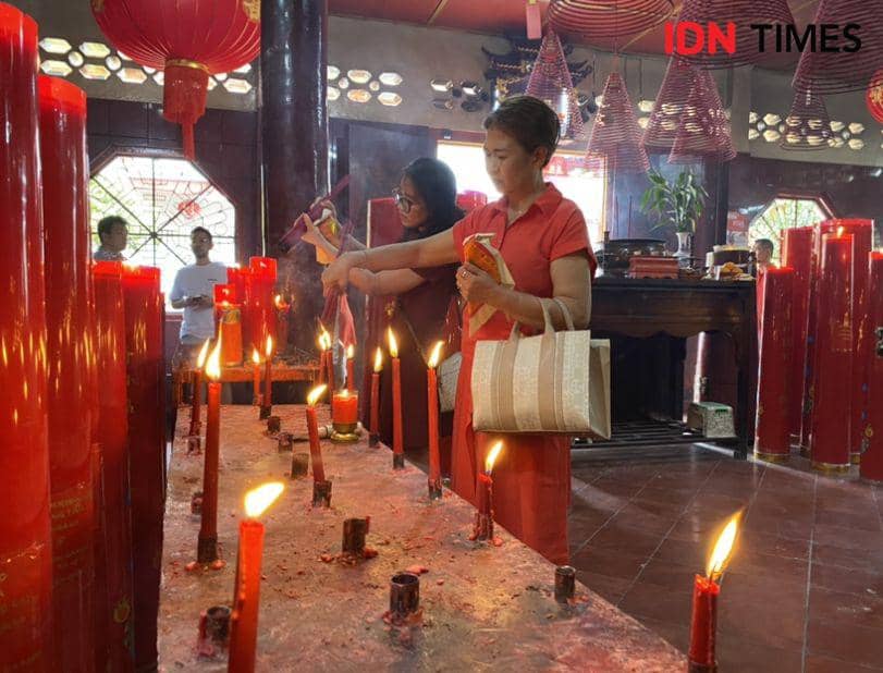 Warga Tionghoa beribadah di dalam Wihara Dharma Bakti, Glodok, Jakarta Barat, Rabu (29/1/2025).
