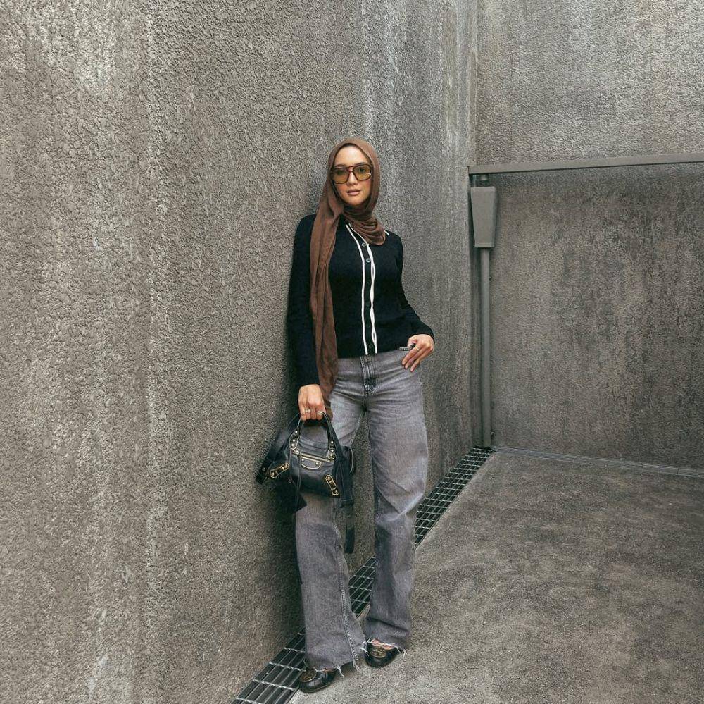 mix and match celana jeans ala Erica Putri (instagram.com/ericaputrii)