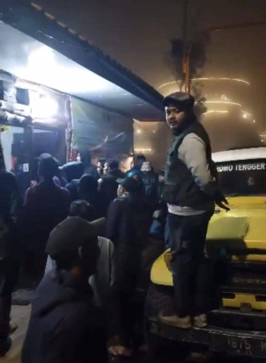 Video sejumlah sopir Jeep Bromo mengamuk di pos pengecekan tiket kawasan Jemplang. (IDN Times/Istimewa)