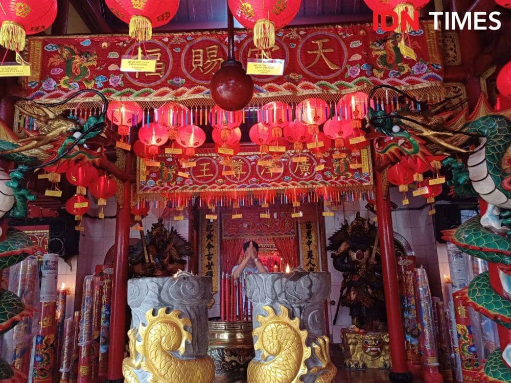 Imlek di Surabaya, Klenteng Cokro Pajang Lampion Bernama Persembahan