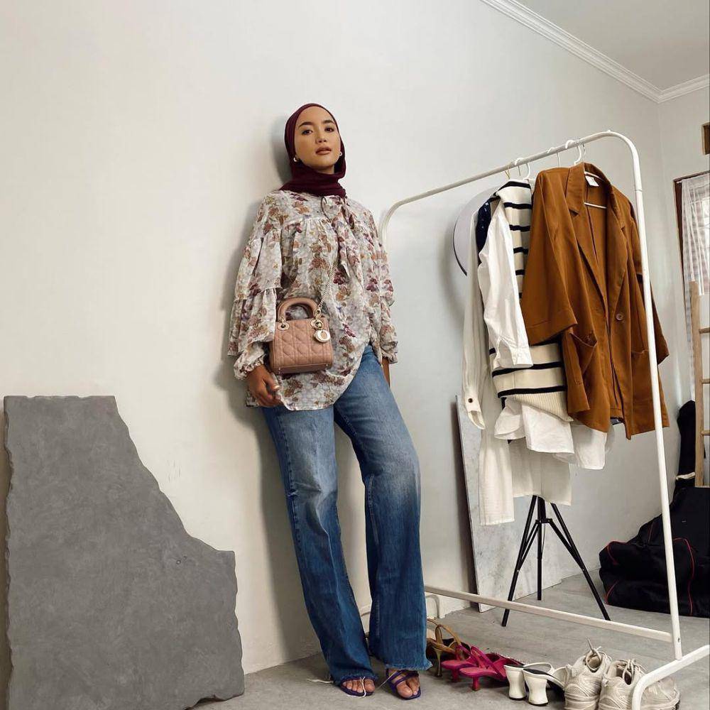 mix and match celana jeans ala Erica Putri (instagram.com/ericaputrii)