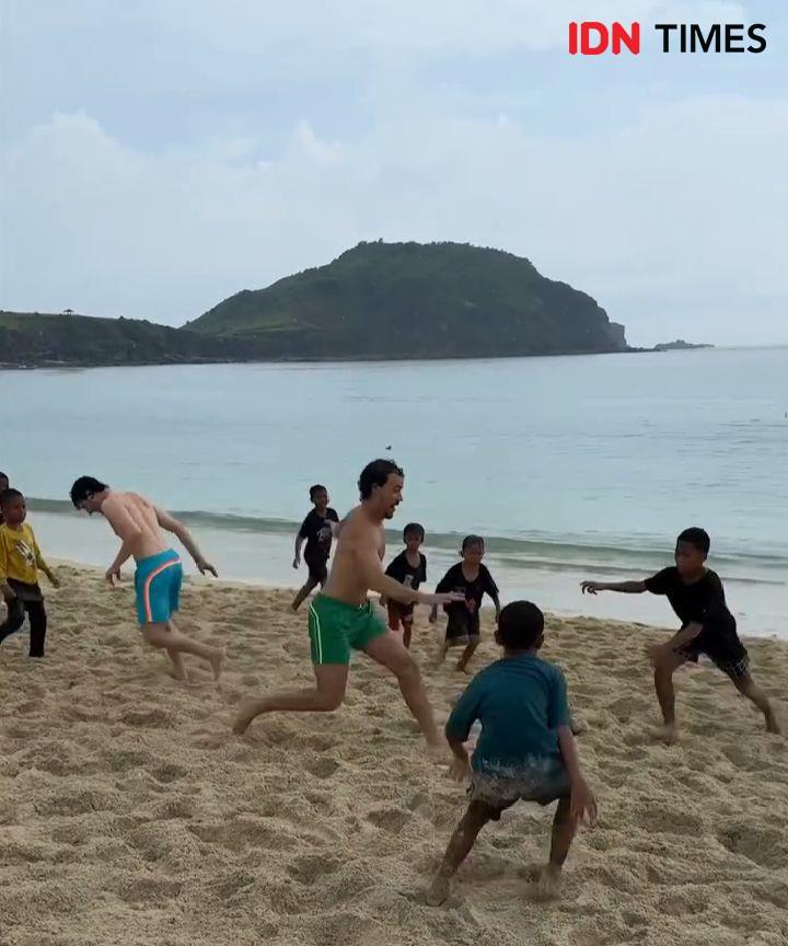 Seru! Rider MotoGP Morbidelli dan Pecco Main Bola-Jet Ski di Mandalika