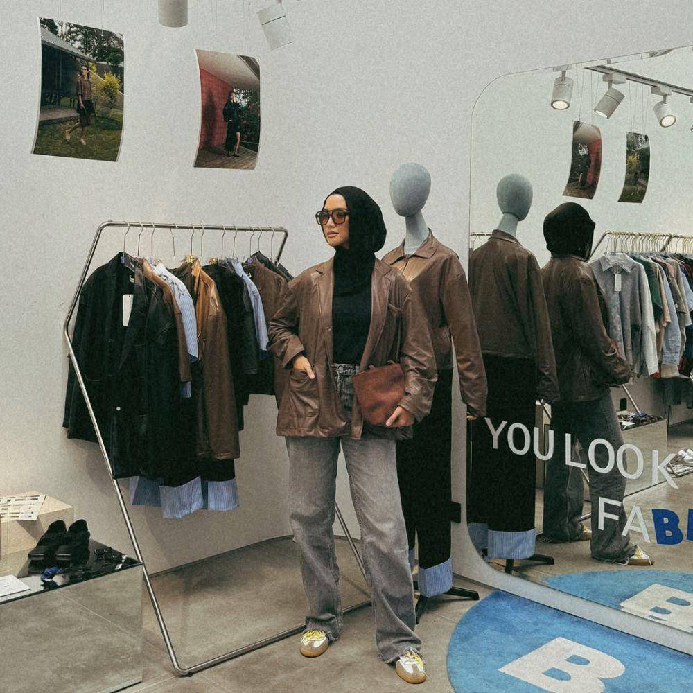 mix and match celana jeans ala Erica Putri (instagram.com/ericaputrii)