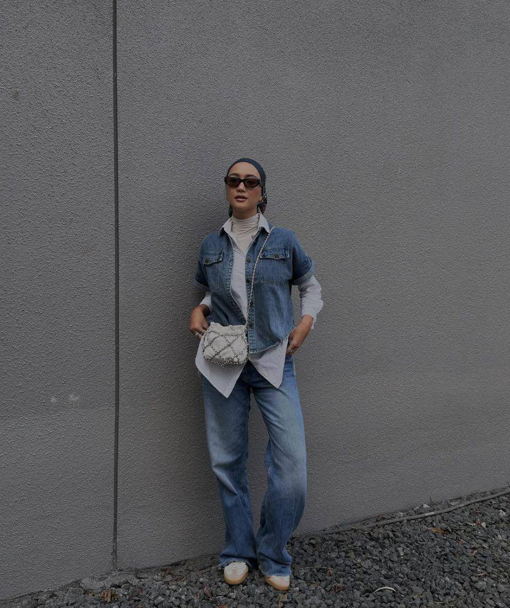 mix and match celana jeans ala Erica Putri (instagram.com/ericaputrii)