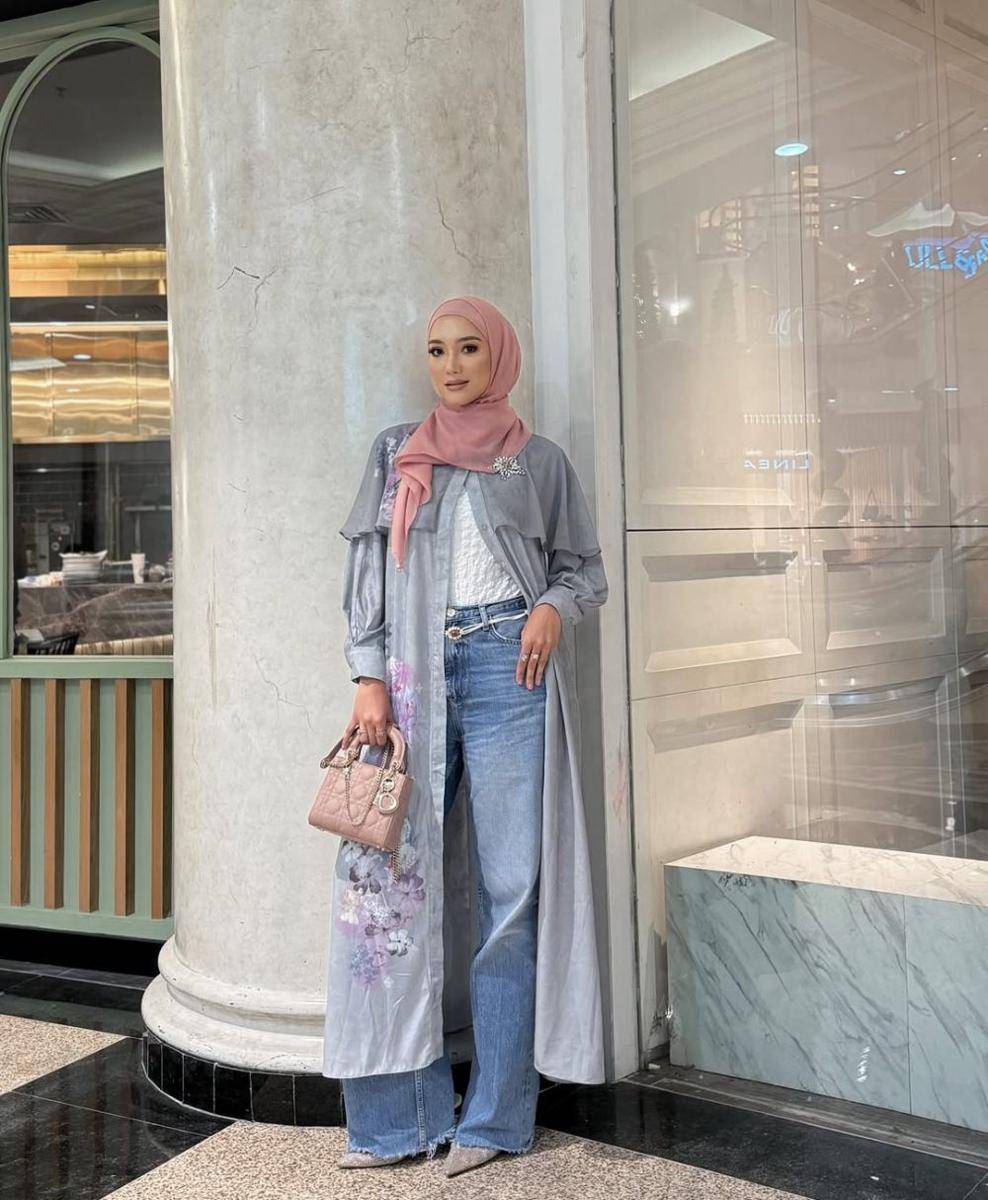 mix and match celana jeans ala Erica Putri (instagram.com/ericaputrii)