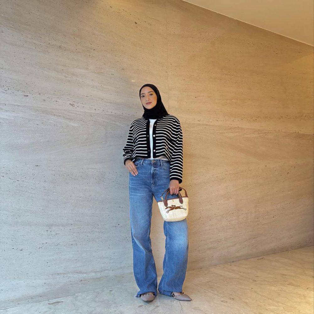 mix and match celana jeans ala Erica Putri (instagram.com/ericaputrii)