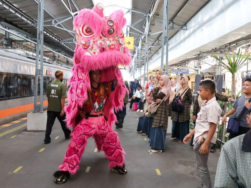 Imlek, Daop 6 Sajikan Pertunjukan Barongsai di Stasiun Balapan